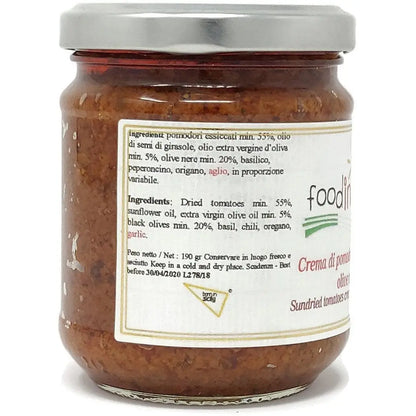 Creme aus getrockneten Tomaten und schwarzen Oliven, 190-Gramm-Glas. Essen in Sizilien 
